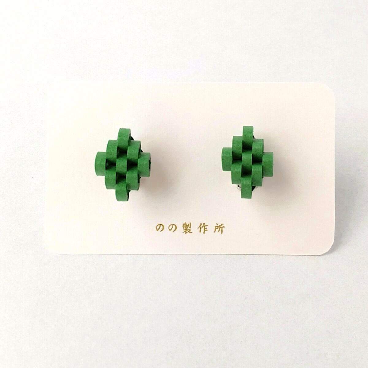 影が美しいグリーンのイヤリング(ピアス)