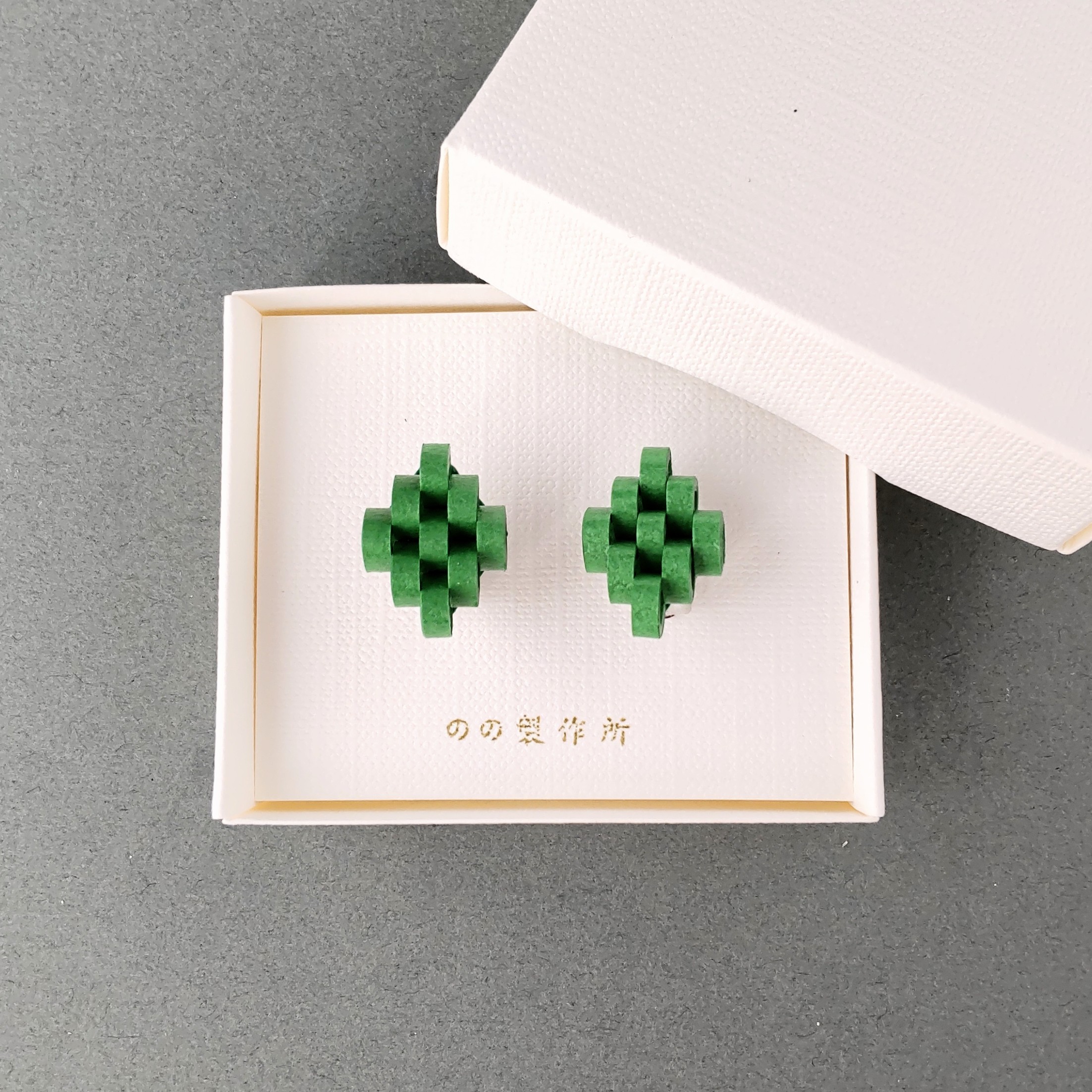 影が美しいグリーンのイヤリング(ピアス)