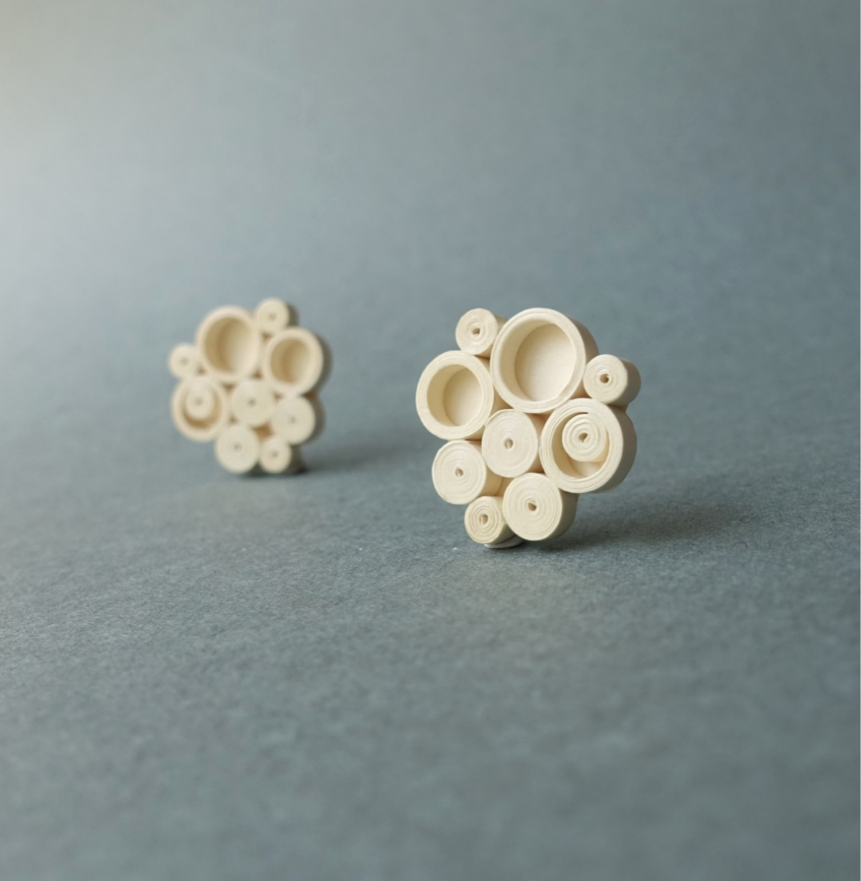 クリーム色のイヤリング(ピアス)　優美な大人のアクセサリー　金属アレルギー対応可