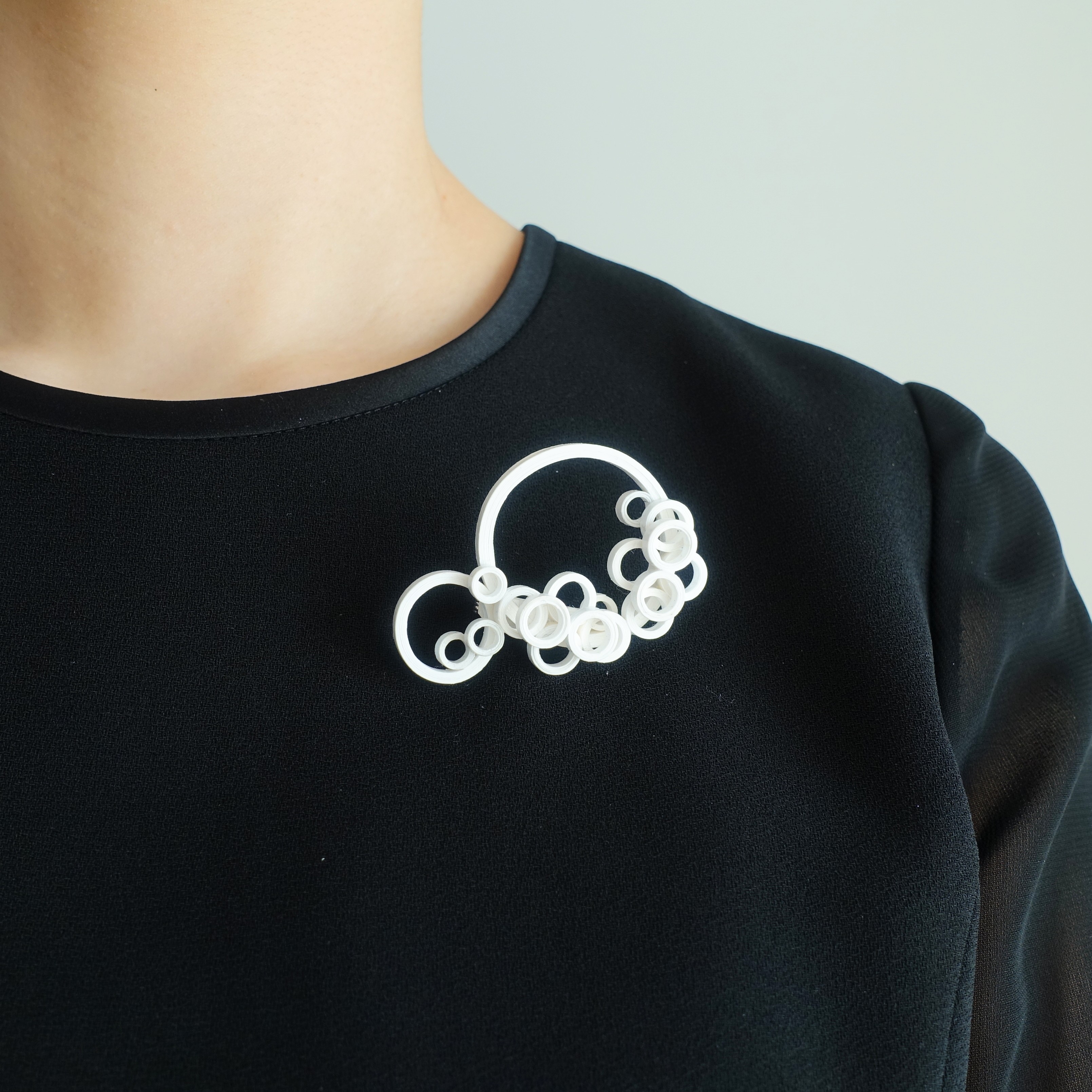 紙アートブローチ・白いシンプルサークル 　フォーマル・七五三・卒業入学式後もおしゃれに普段使いできる軽いアクセサリー