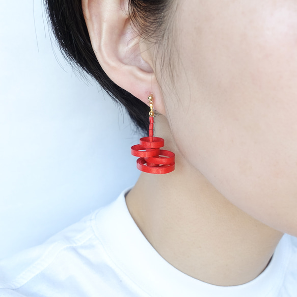 赤い羽根と瑪瑙のピアス | iichi 日々の暮らしを心地よくするハンドメイドやアンティークのマーケットプレイス 赤 なセット ペイネシージョ(ペイネタ)2個&amp;ピアスのセット 髪飾り