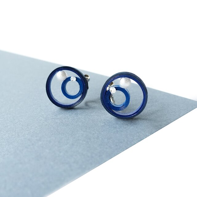 月夜の海(大きめ)　ネイビー×パールのシンプルピアス(イヤリング)