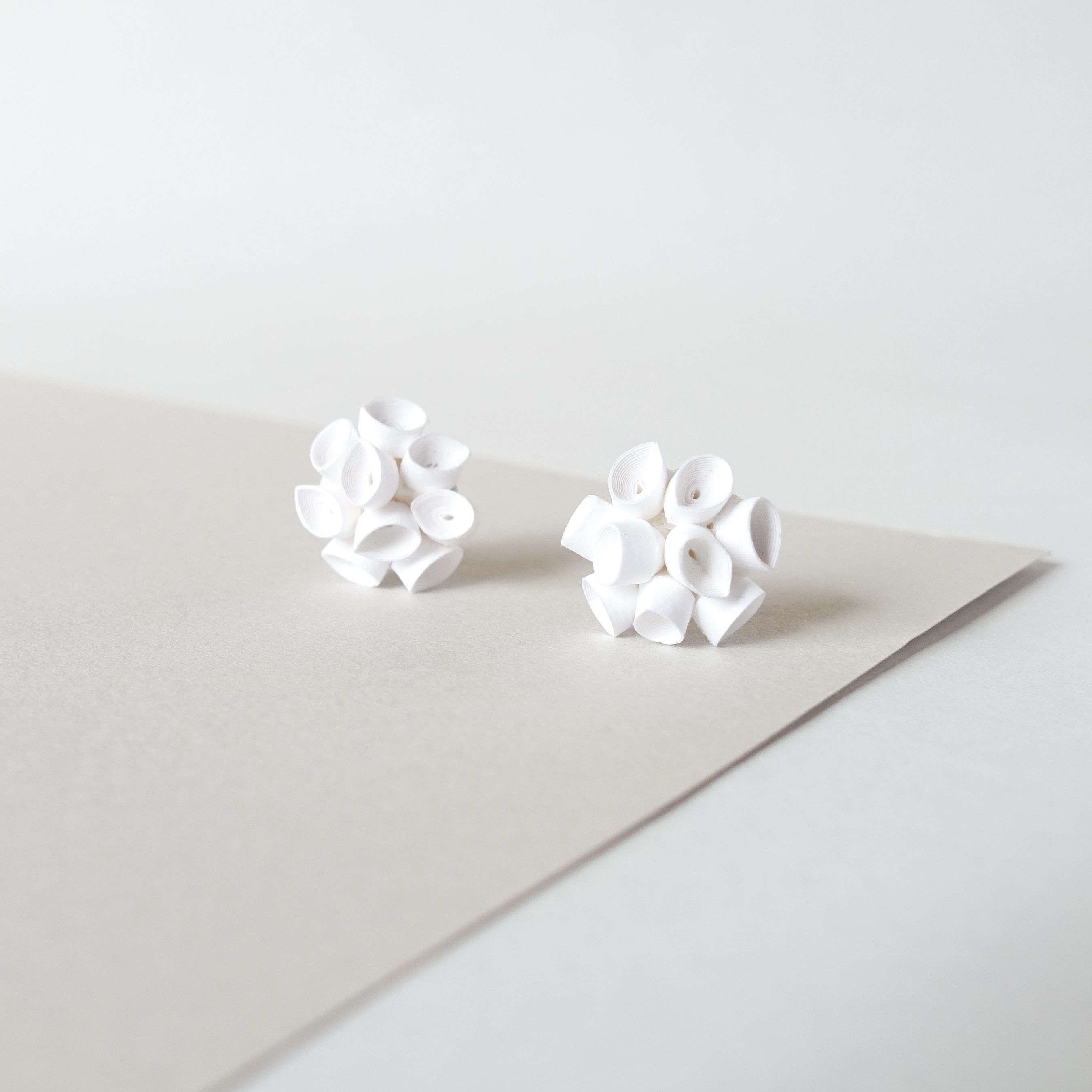 白いつぶつぶピアス(イヤリング)　大人のシンプルアクセサリー　金属アレルギー対応