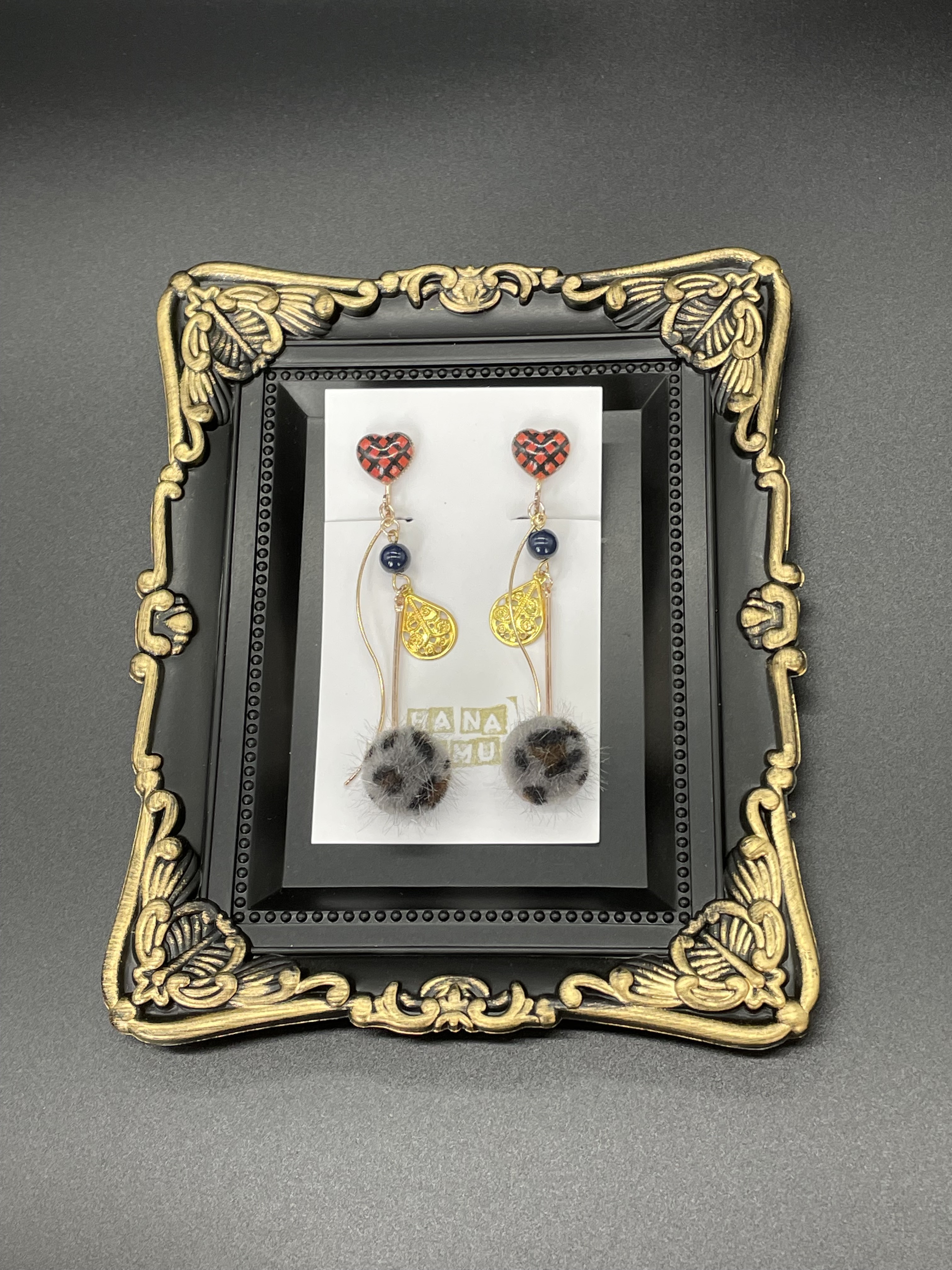 ハートのチェックガボチョンとアニマル柄のポンポンのイヤリング