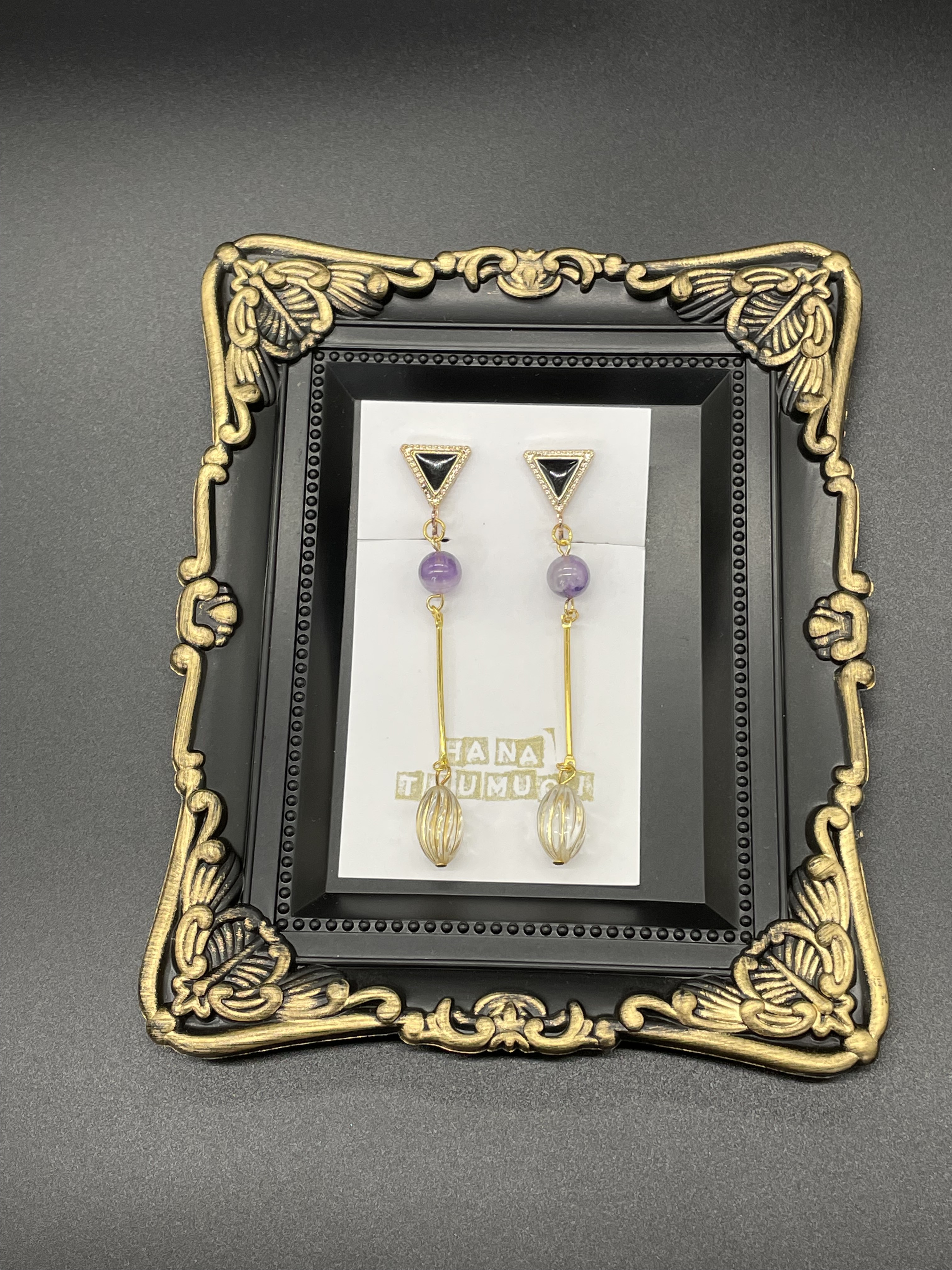 黒の三角ガボチョンと天然石アメジストのイヤリング