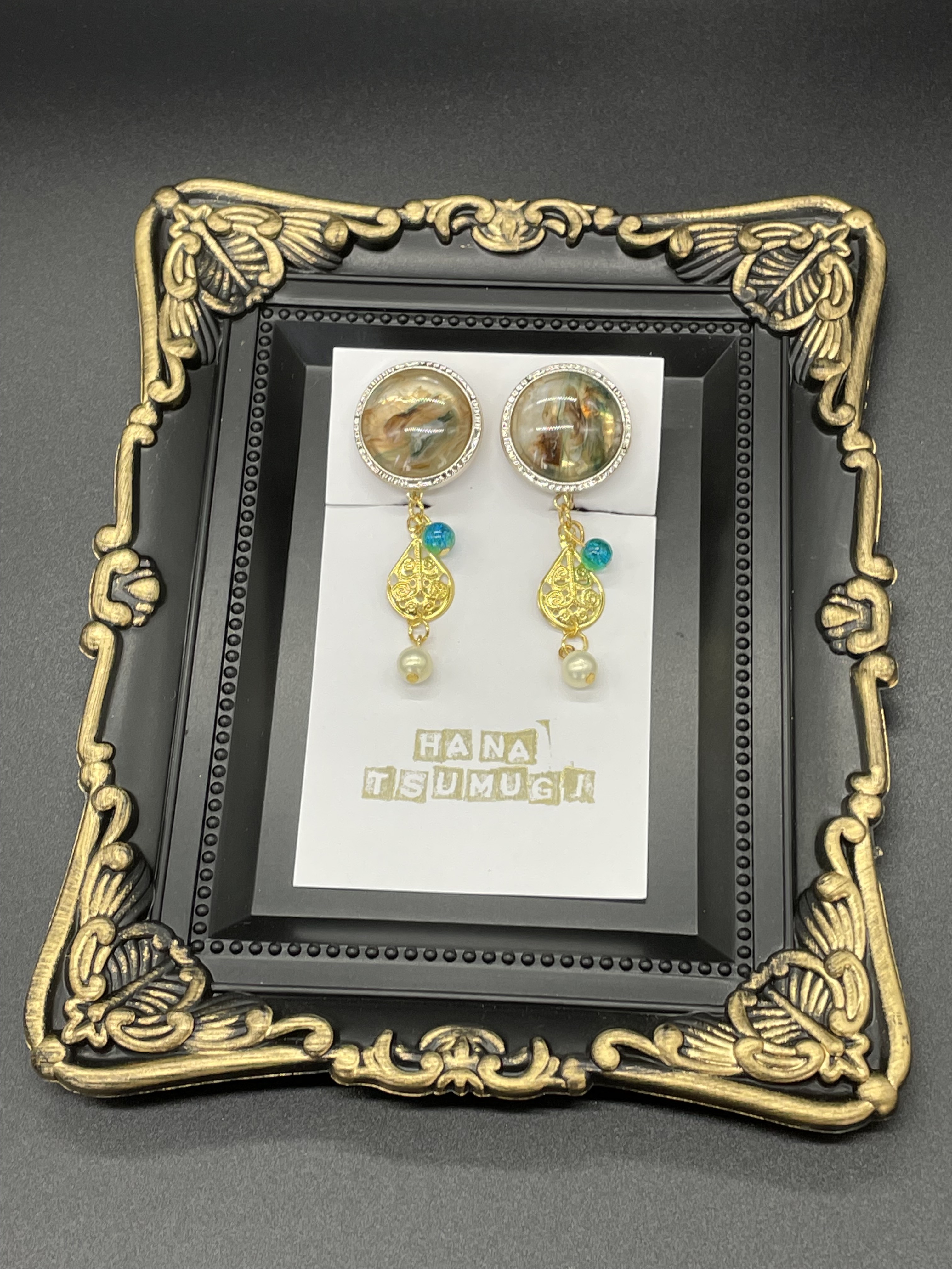 ブラウンとグリーンとホワイトのグラデーションガボチョンのイヤリング