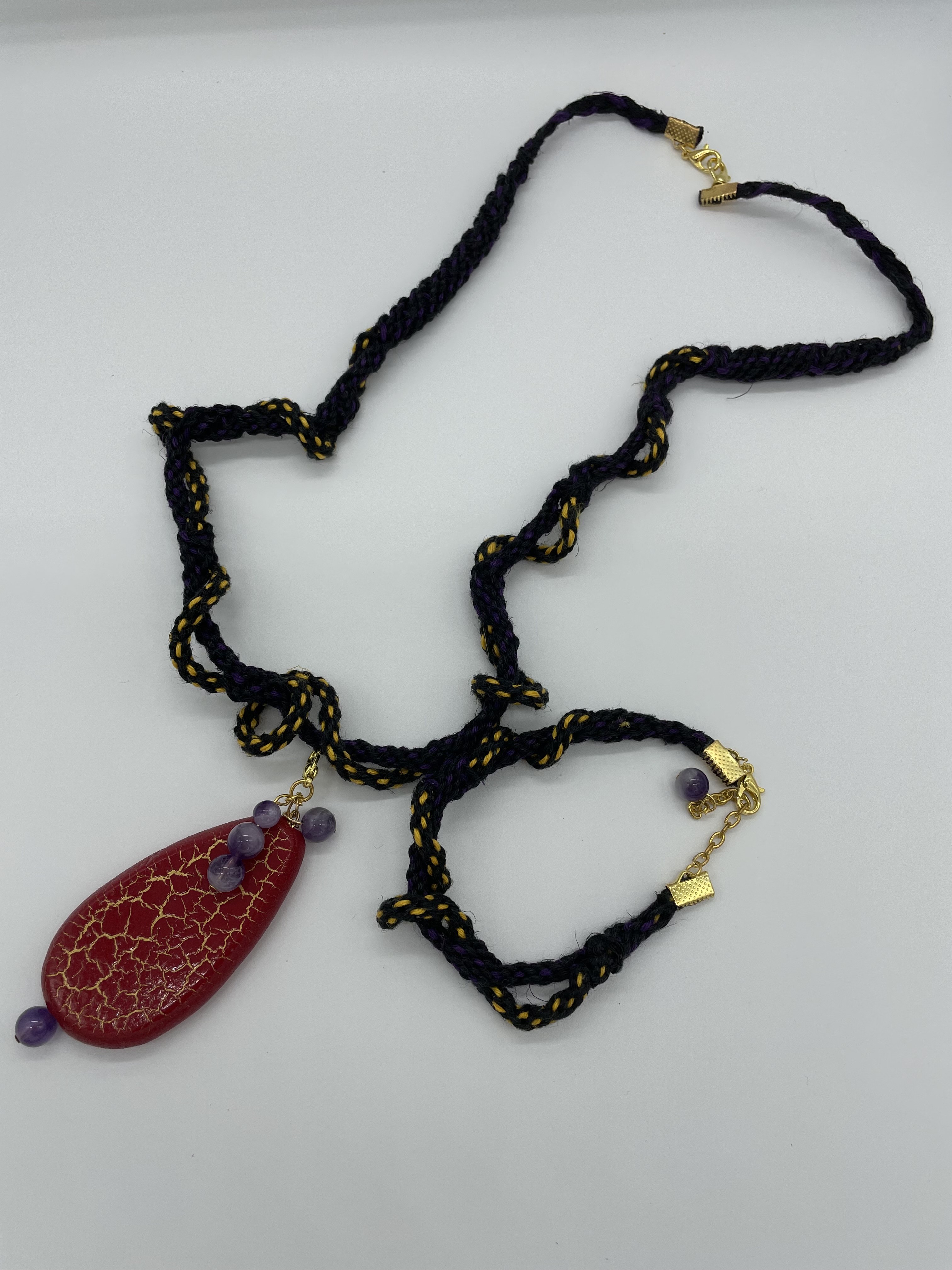 アメジストと赤のウッドビーズとヘンプのねじりネックレスとブレスレットのセット