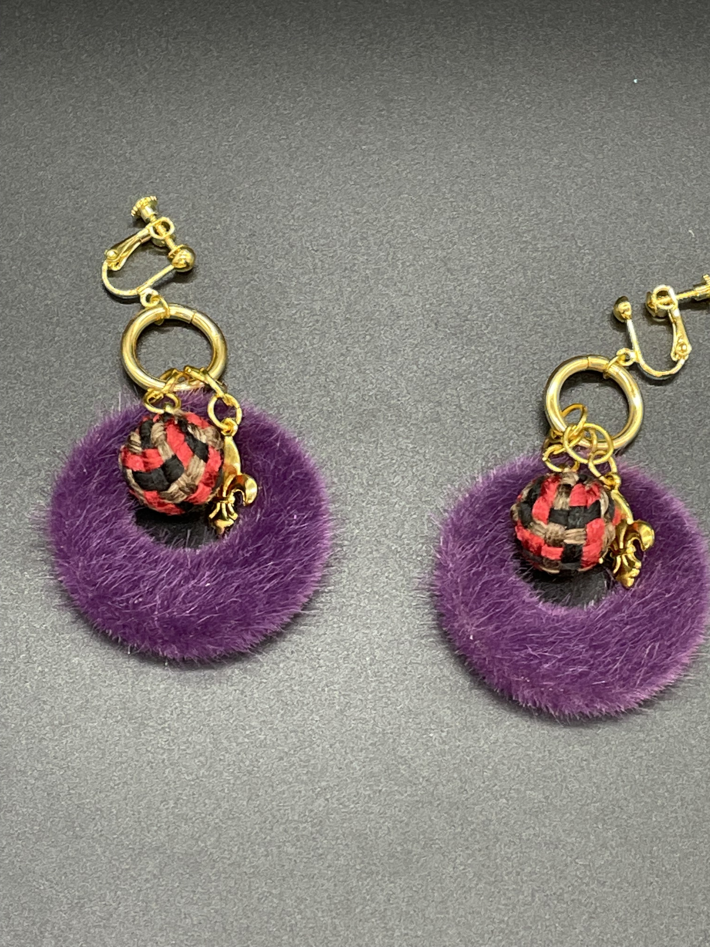 紫のファーフープとメタルビーズとポンポンのイヤリング 4,740円