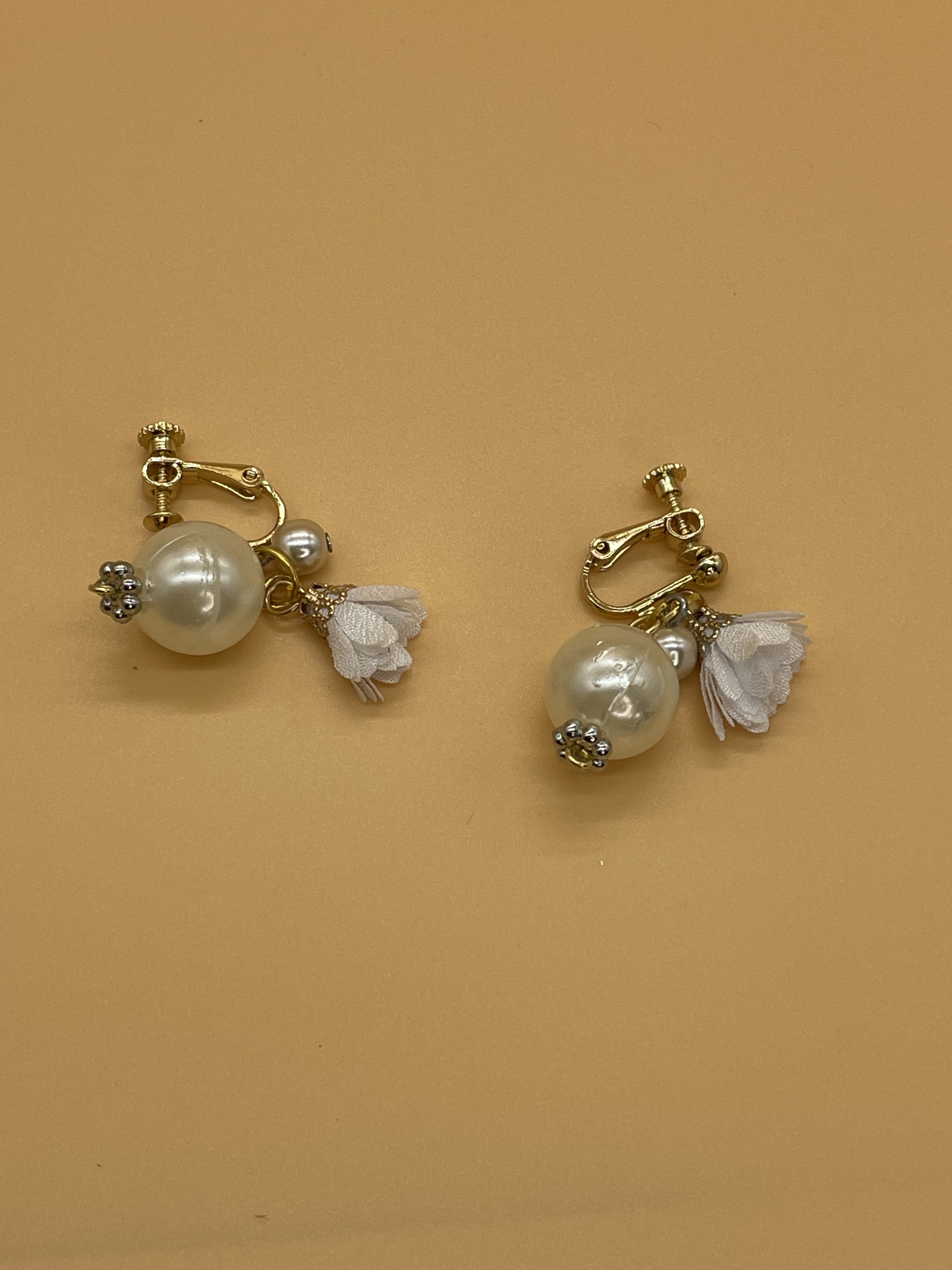パールとホワイトフラワーのイヤリング、ピアス