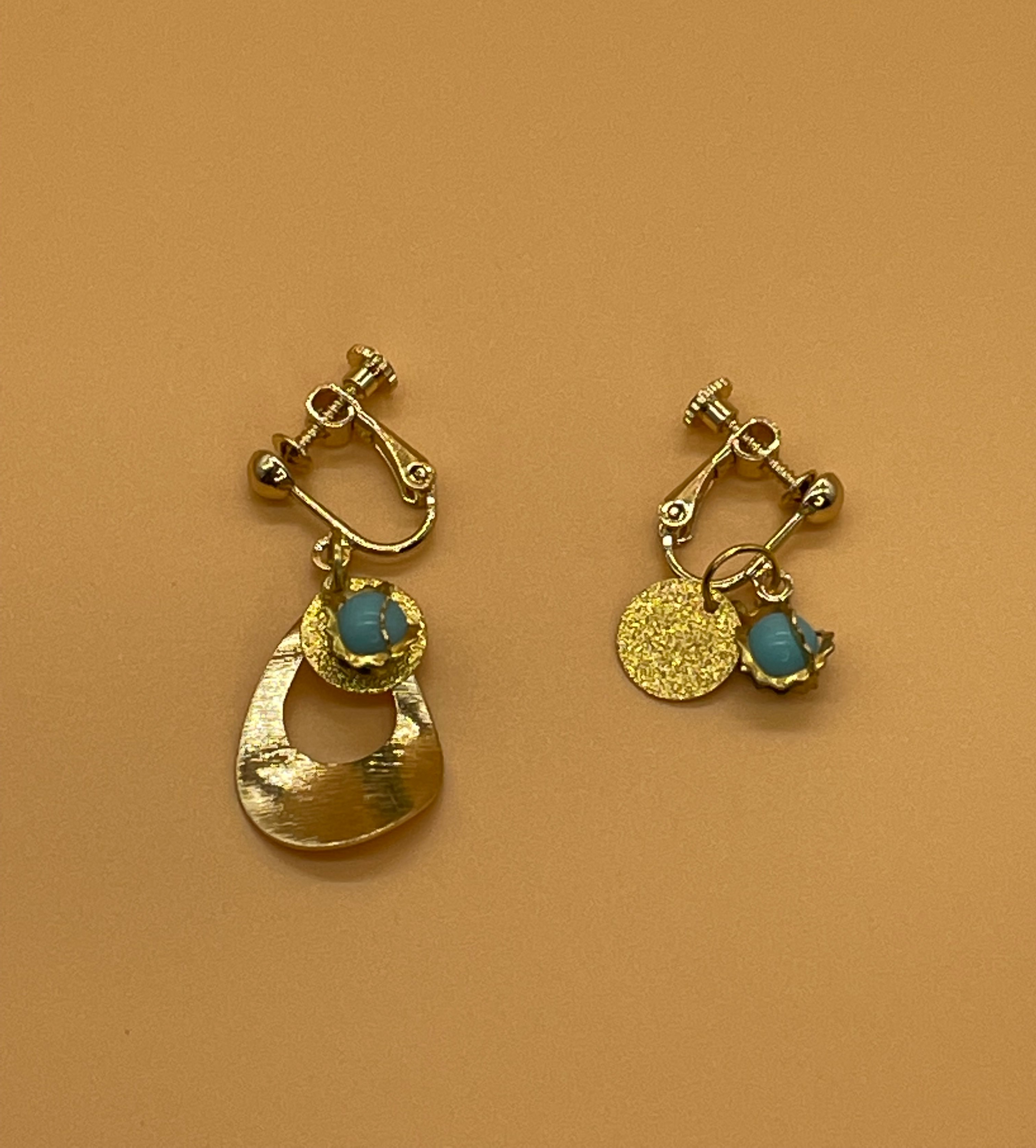 不規則金属フープと天然石のターコイズのイヤリング、ピアス