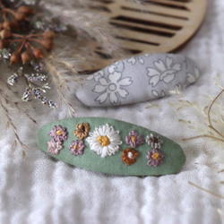 ミントグリーンの花刺繍×リバティ　パッチンピン 1枚目の画像