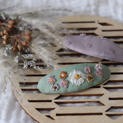 ミントグリーンの花刺繍×リバティ パッチンピン 雑貨・その他 かぁこ