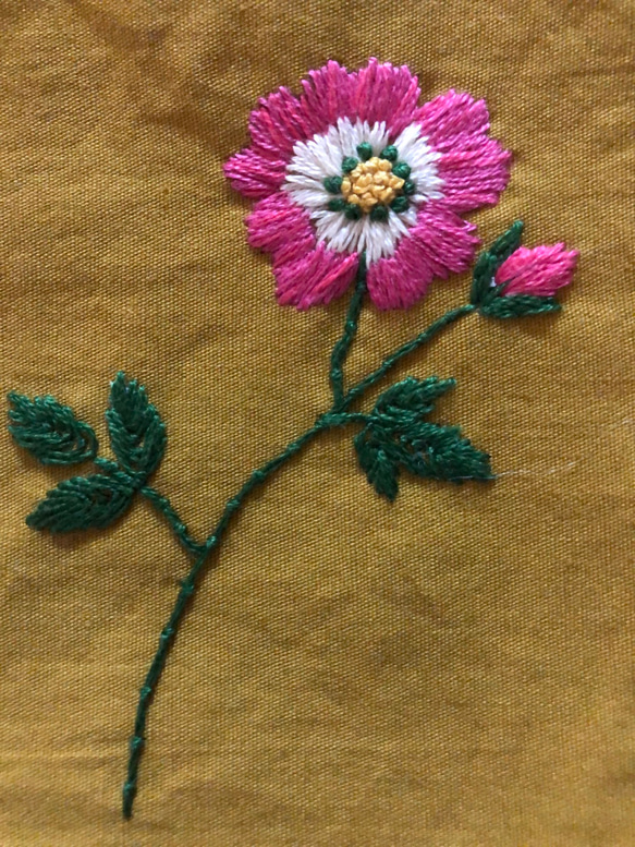 コットンの刺繍ハンカチ☆野ばら 2枚目の画像