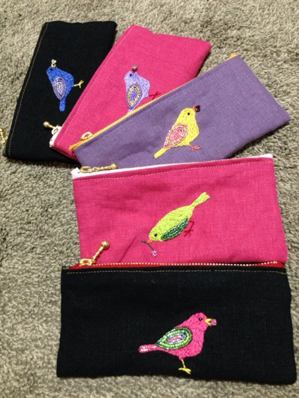 ビーズ刺繍のペンケース☆宝石をくわえた小鳥 3枚目の画像