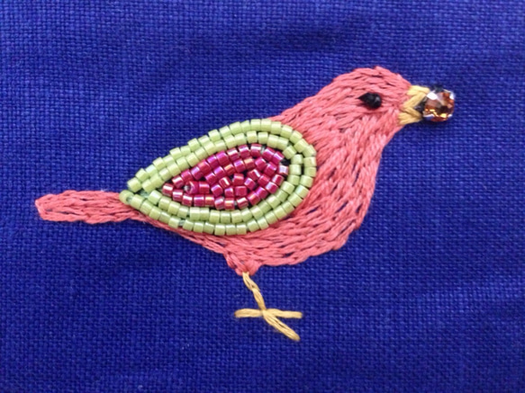 ビーズ刺繍のペンケース☆宝石をくわえた小鳥 2枚目の画像