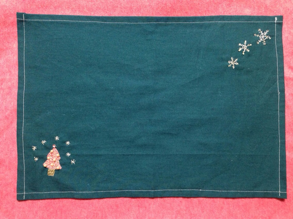 ビーズ刺繍のランチョンマット☆ホワイトクリスマス 1枚目の画像