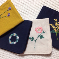 コットンの刺繍ハンカチ☆ミモザ 3枚目の画像