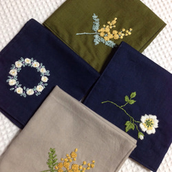 コットンの刺繍ハンカチ☆ミモザ 3枚目の画像