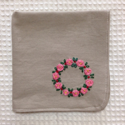 コットンの刺繍ハンカチ☆薔薇のリース 1枚目の画像