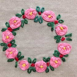 コットンの刺繍ハンカチ☆薔薇のリース 2枚目の画像