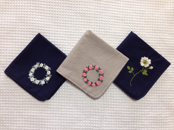 コットンの刺繍ハンカチ☆薔薇のリース 3枚目の画像