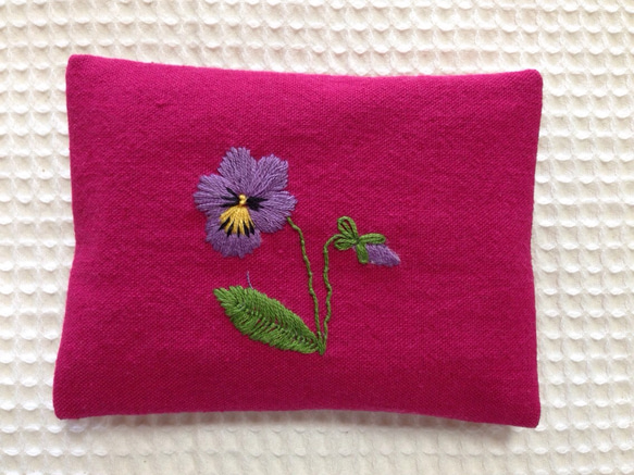 刺繍のティッシュケース☆ビオラ 1枚目の画像