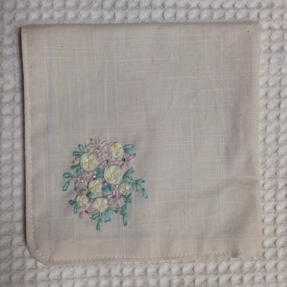 コットンの刺繍ハンカチ☆薔薇の花束 1枚目の画像