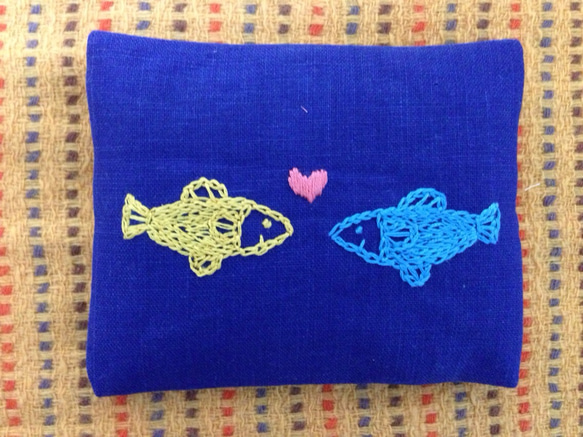 刺繍のティッシュケース☆カラフルな魚たち 1枚目の画像