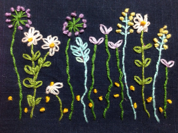 コットンの刺繍ハンカチ☆ワイルドガーデン 2枚目の画像