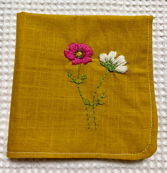 コットンの刺繍ハンカチ☆コスモス 1枚目の画像