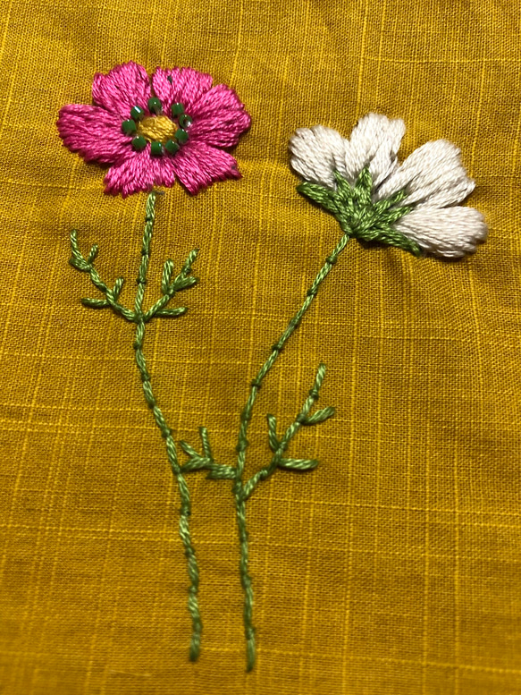 コットンの刺繍ハンカチ☆コスモス 2枚目の画像