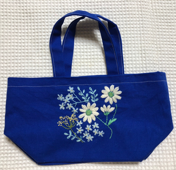 キャンパスの刺繍ミニトート☆マーガレットの花束 1枚目の画像