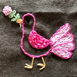 刺繍の丸底ポーチ☆鳩 2枚目の画像