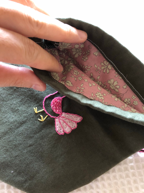 刺繍の丸底ポーチ☆鳩 4枚目の画像