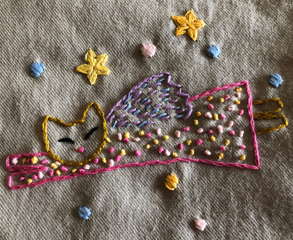 刺繍の丸底ポーチ☆ねこエンジェル 2枚目の画像