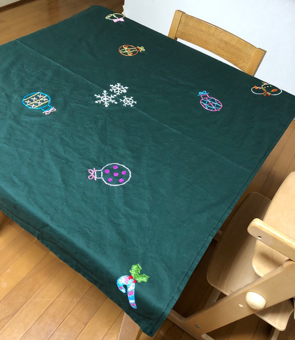 クリスマス刺繍のテーブルクロス 1枚目の画像