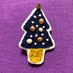 クリスマスツリーの刺繍ブローチ 1枚目の画像