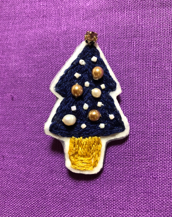 クリスマスツリーの刺繍ブローチ 1枚目の画像