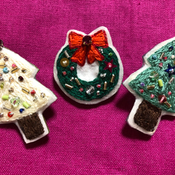 クリスマスリースの刺繍ブローチ 3枚目の画像