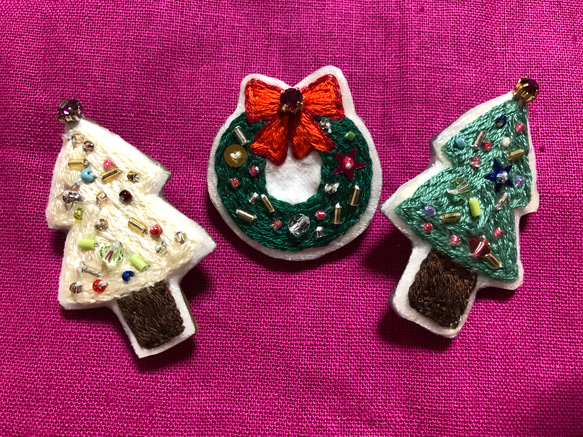 クリスマスリースの刺繍ブローチ 3枚目の画像