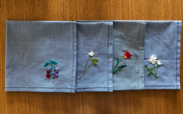 【受注製作】刺繍の大判ハンカチ☆ラズベリーとブルーベリー 3枚目の画像