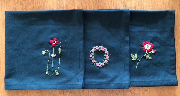 【受注製作】刺繍の大判ハンカチ☆薔薇のリース 3枚目の画像