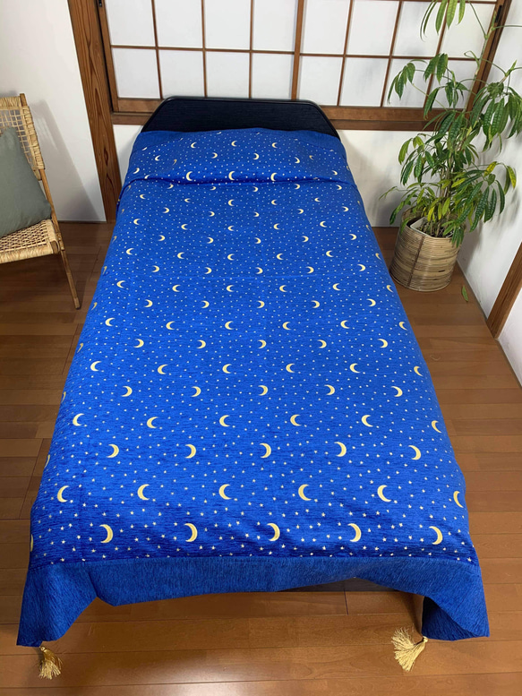 トルコ　シュニール織　月と星のブルーのベッドカバー(シングルサイズ　225cmx165cm ) 2枚目の画像
