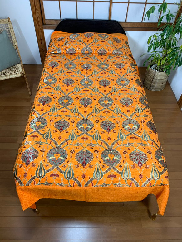 “ビタミンカラーで体力快復‼︎”トルコ　シュニール織生命の木とチューリップのオレンジのベッドカバー 2枚目の画像