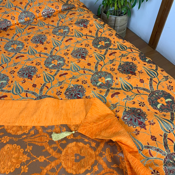 “ビタミンカラーで体力快復‼︎”トルコ　シュニール織生命の木とチューリップのオレンジのベッドカバー 4枚目の画像