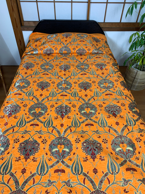 “ビタミンカラーで体力快復‼︎”トルコ　シュニール織生命の木とチューリップのオレンジのベッドカバー 5枚目の画像