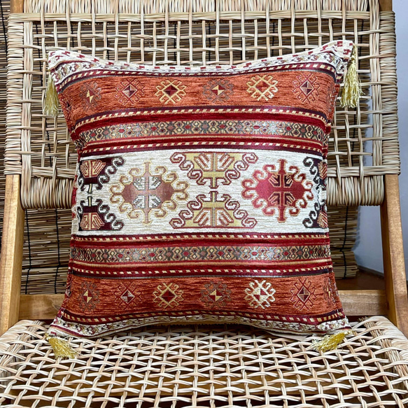 トルコクッションカバー　クリーム色とレンガ色のトルコ絨毯ドラゴンパターン 1枚目の画像