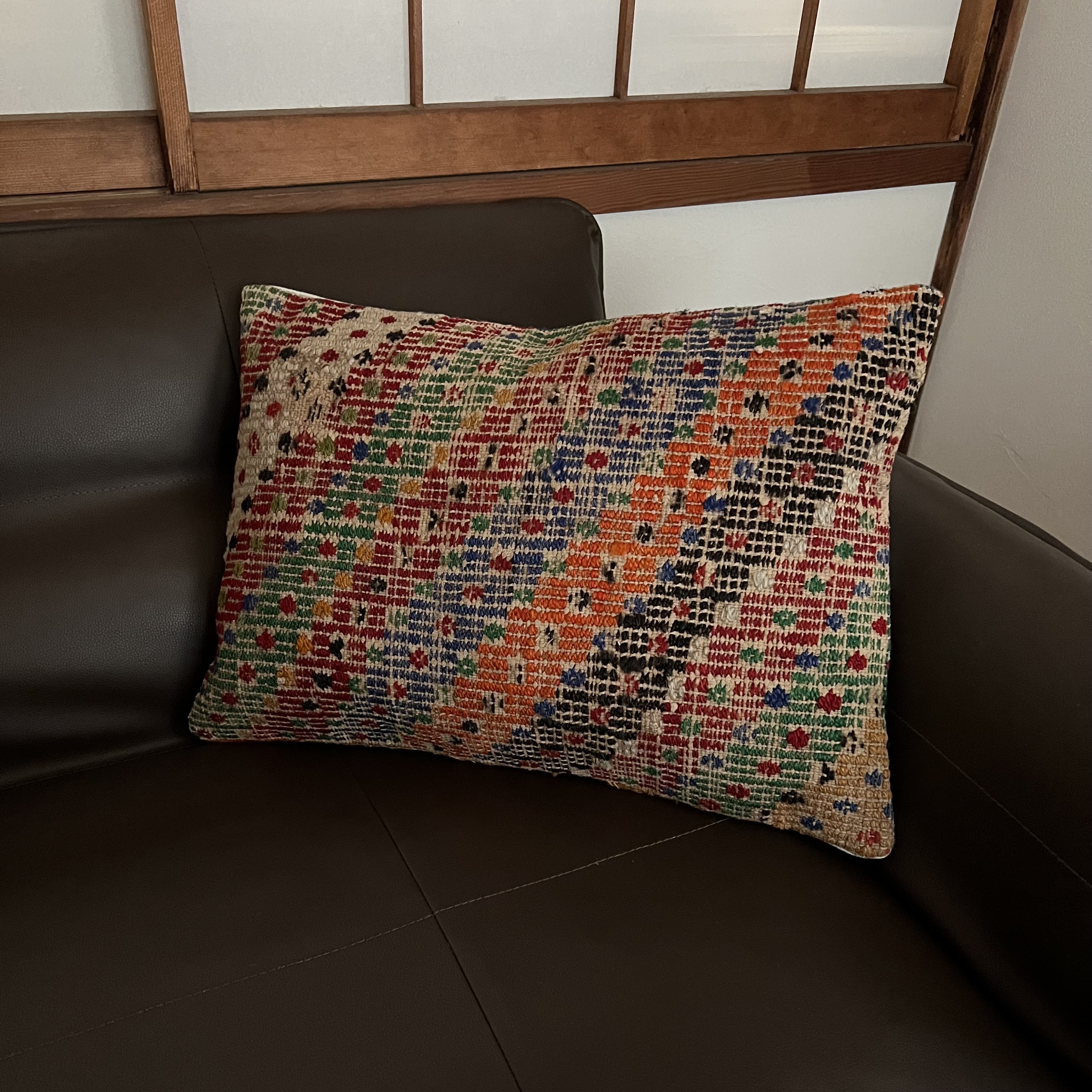 細かいカラフルな刺繍が施された”クッションカバー トルコ 手織り