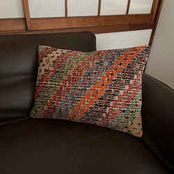 “細かいカラフルな刺繍が施された”クッションカバー　トルコ　手織り　ヴィンテージキリム　709 1枚目の画像