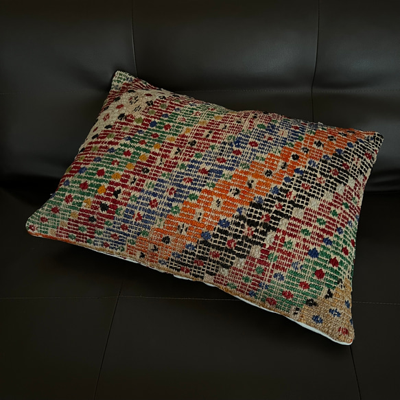 “細かいカラフルな刺繍が施された”クッションカバー　トルコ　手織り　ヴィンテージキリム　709 5枚目の画像